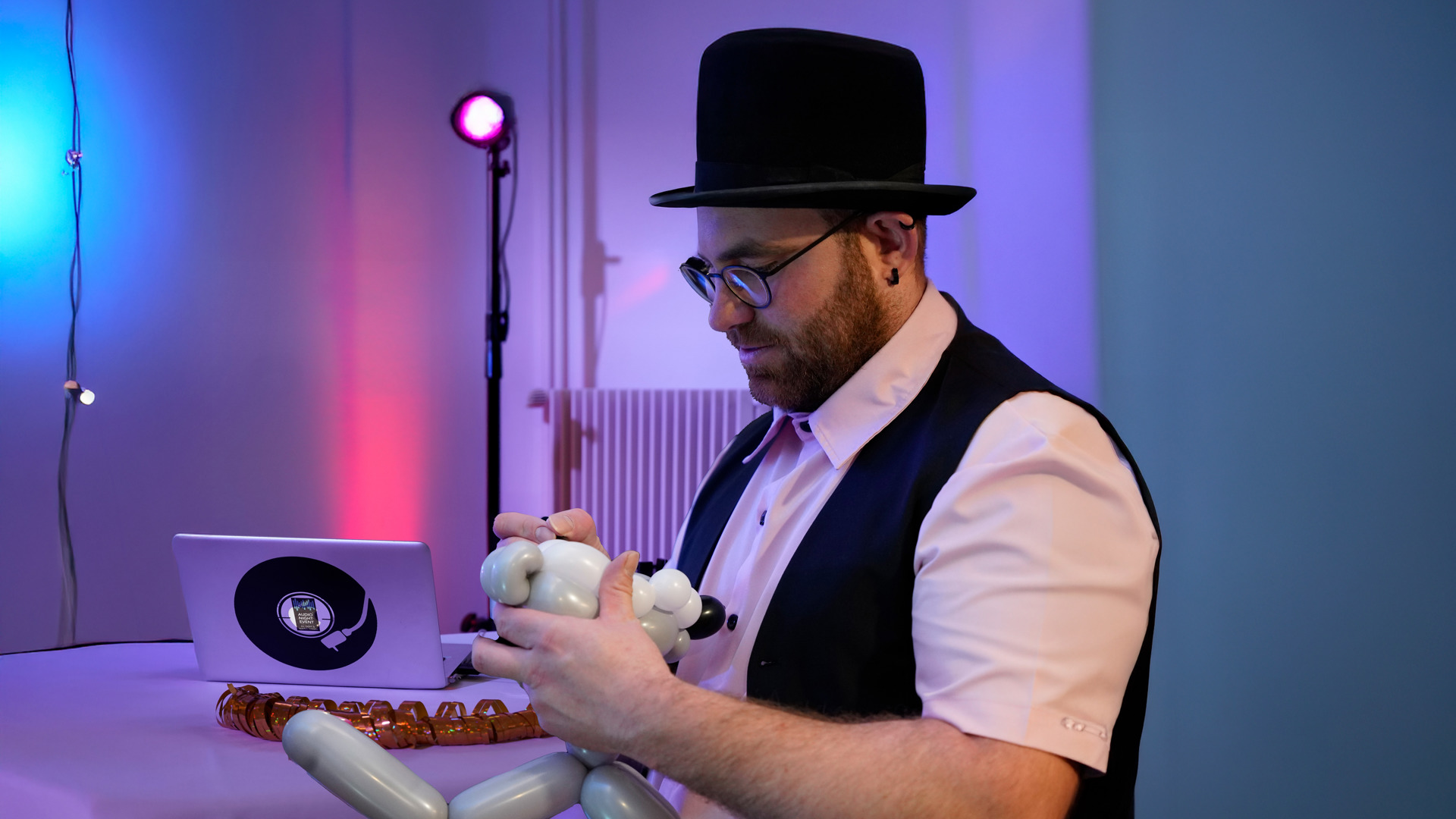 Ein Mann beschriftet einen Ballon.