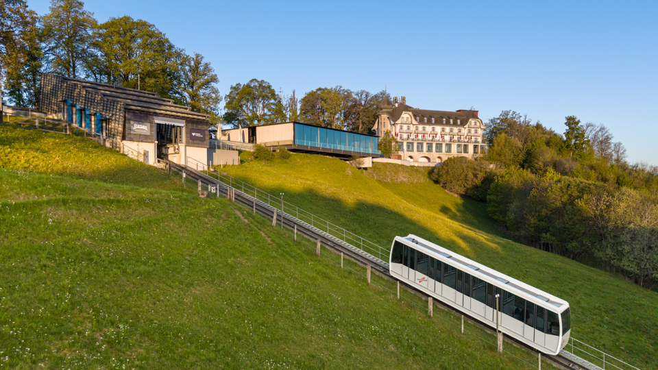 Die silberne Gurtenbahn mit dem Kulm-Gebäude und dem Pavillon