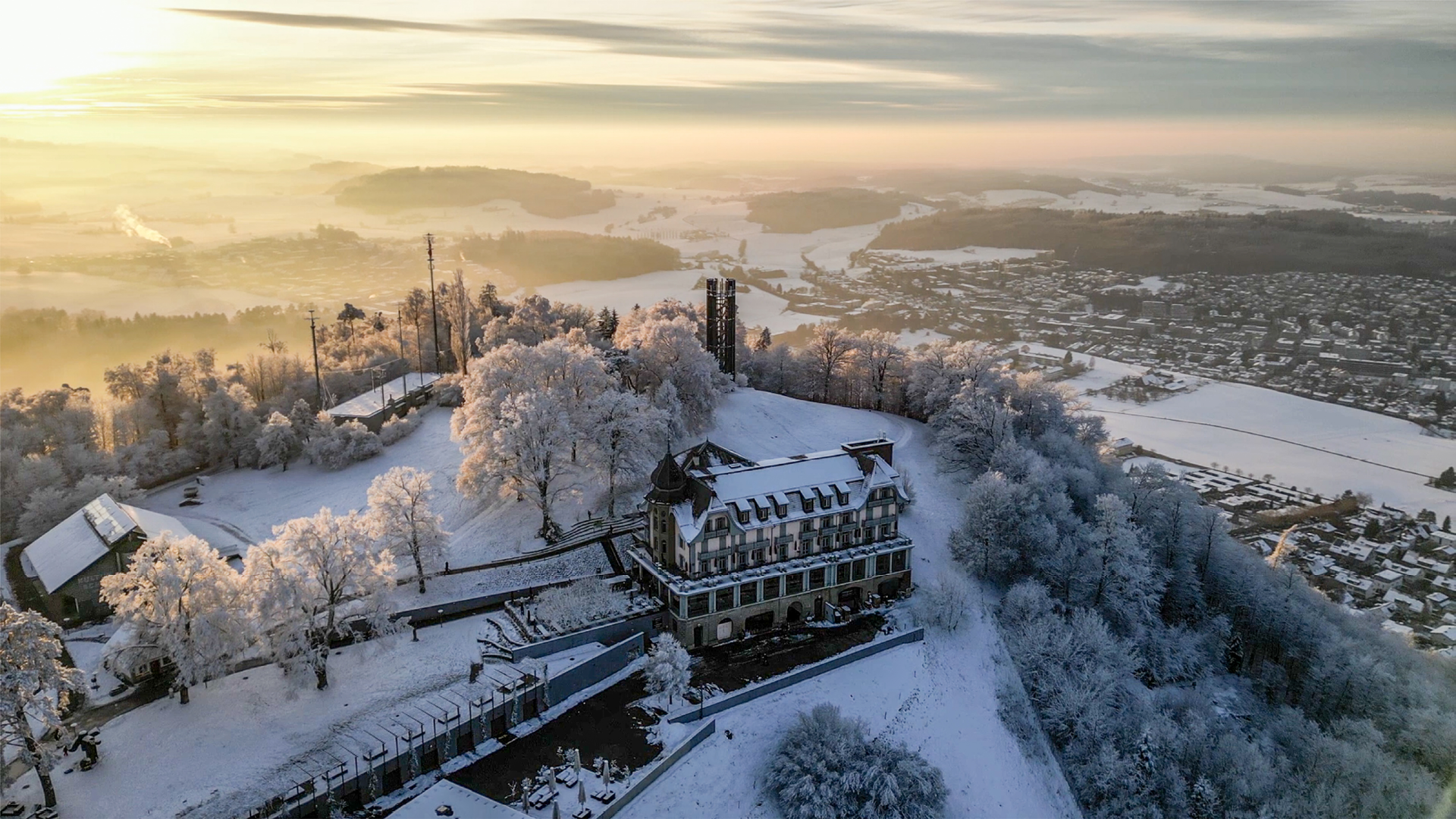Luftaufnahme vom Kulmgebäude und dem Ulmizerberg im Hintergrund