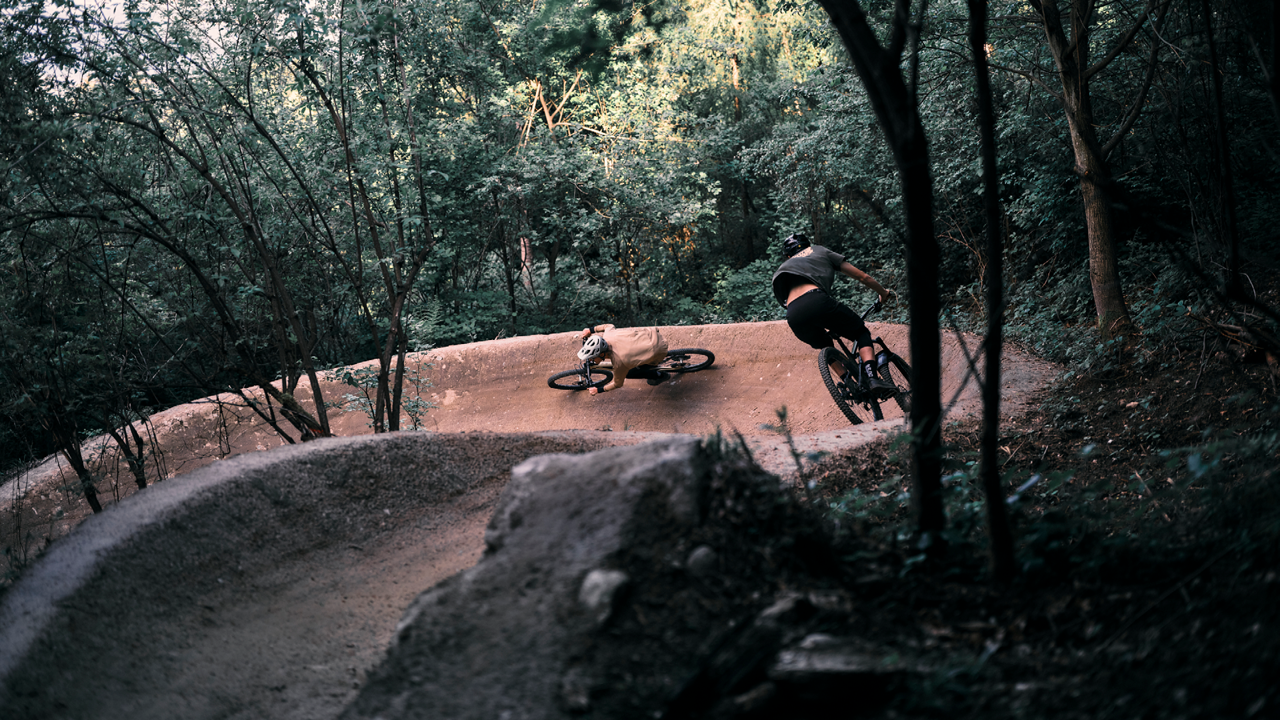 Zwei Mountainbiker fahren in einer Kurve