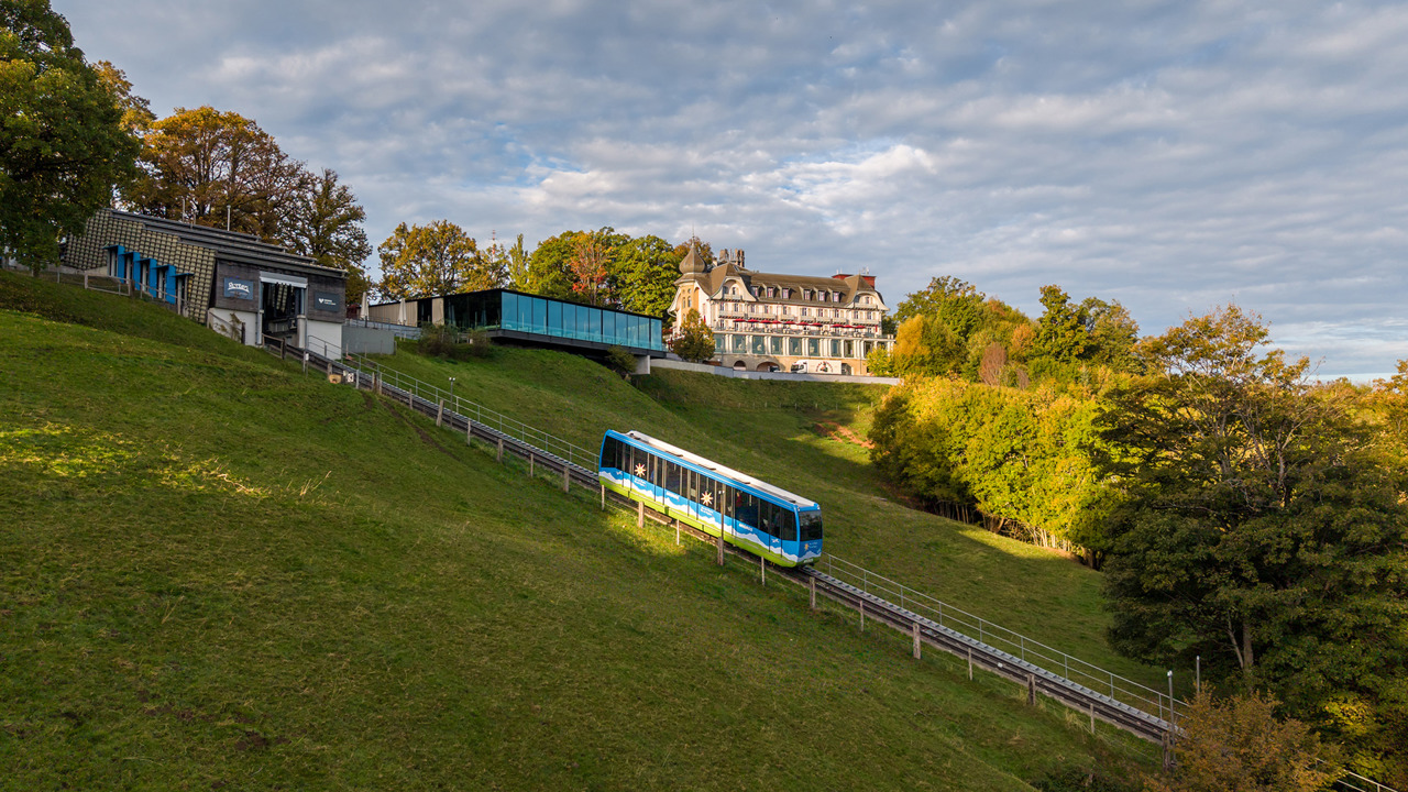 Gurtenbahn auf der Strecke zur Bergstation Gurten Kulm, eingebettet in die herbstliche Landschaft des Gurten.