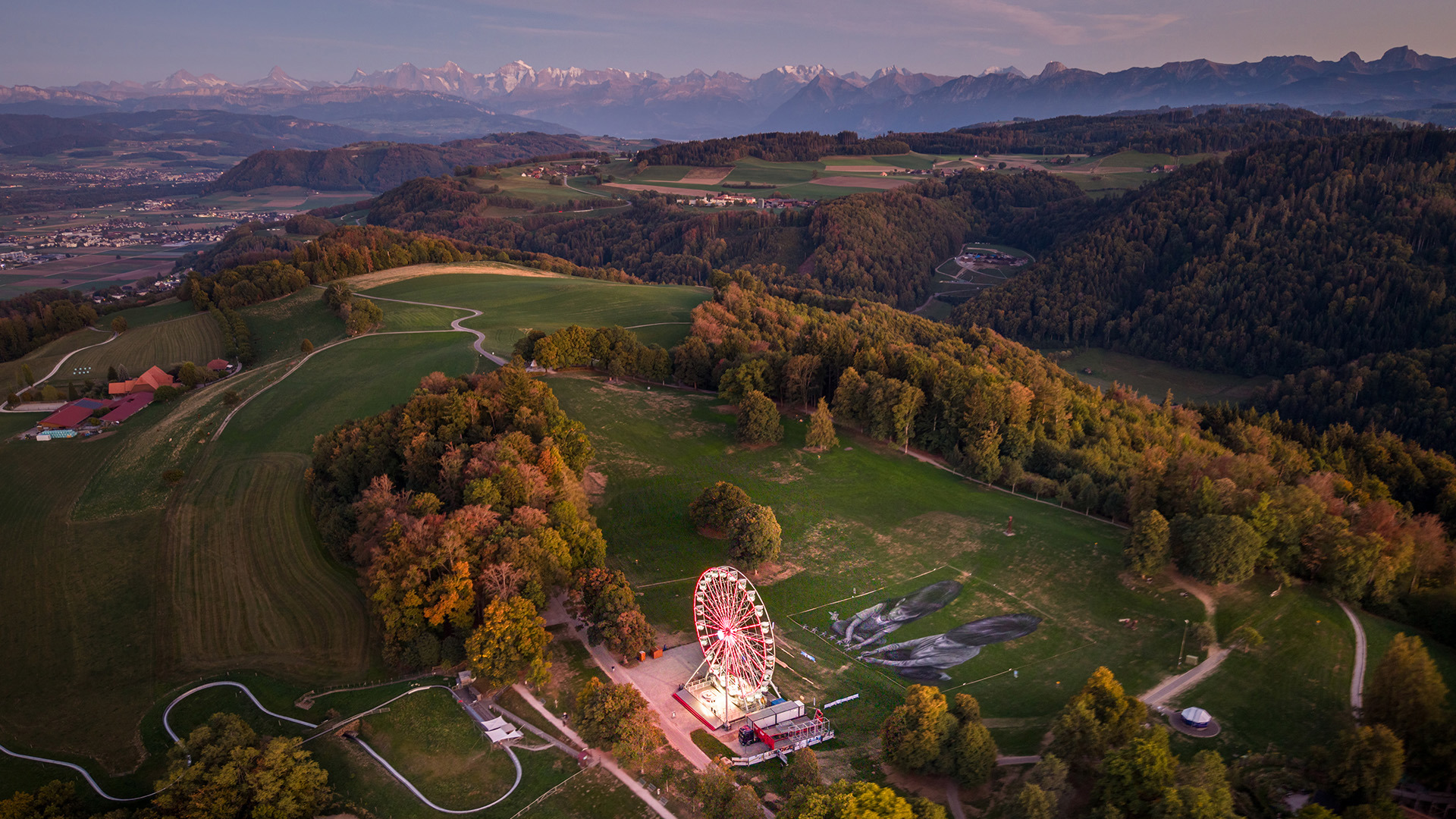 Saypes Land-Art-Kunstwerk auf dem Gurten vor der Kulisse der Berner Alpen.