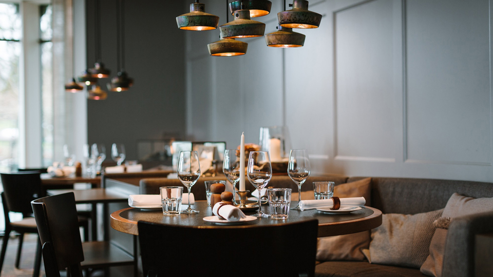 Tables dressées dans le salon du restaurant Gurtners