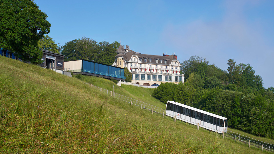 Le funiculaire du Gurtenbahn pendant la journée devant le bâtiment Kulm et le Pavillon, lieu d'événements.