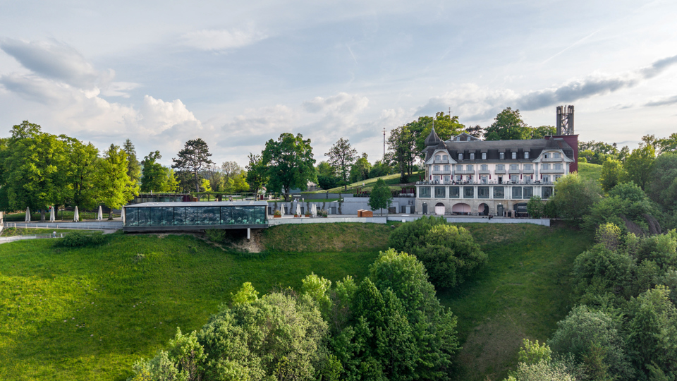 Rechts auf dem Bild das Kulm Gebäude, links der Pavillon in Frontansicht