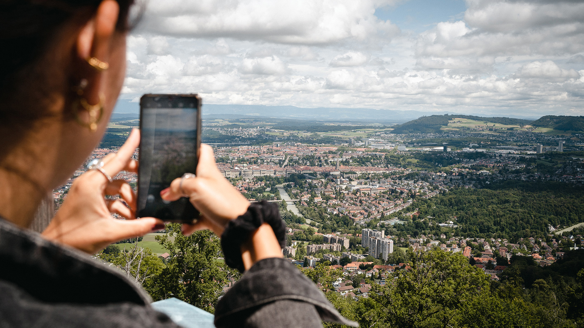 Person macht Foto mit Handy von Stadt Bern
