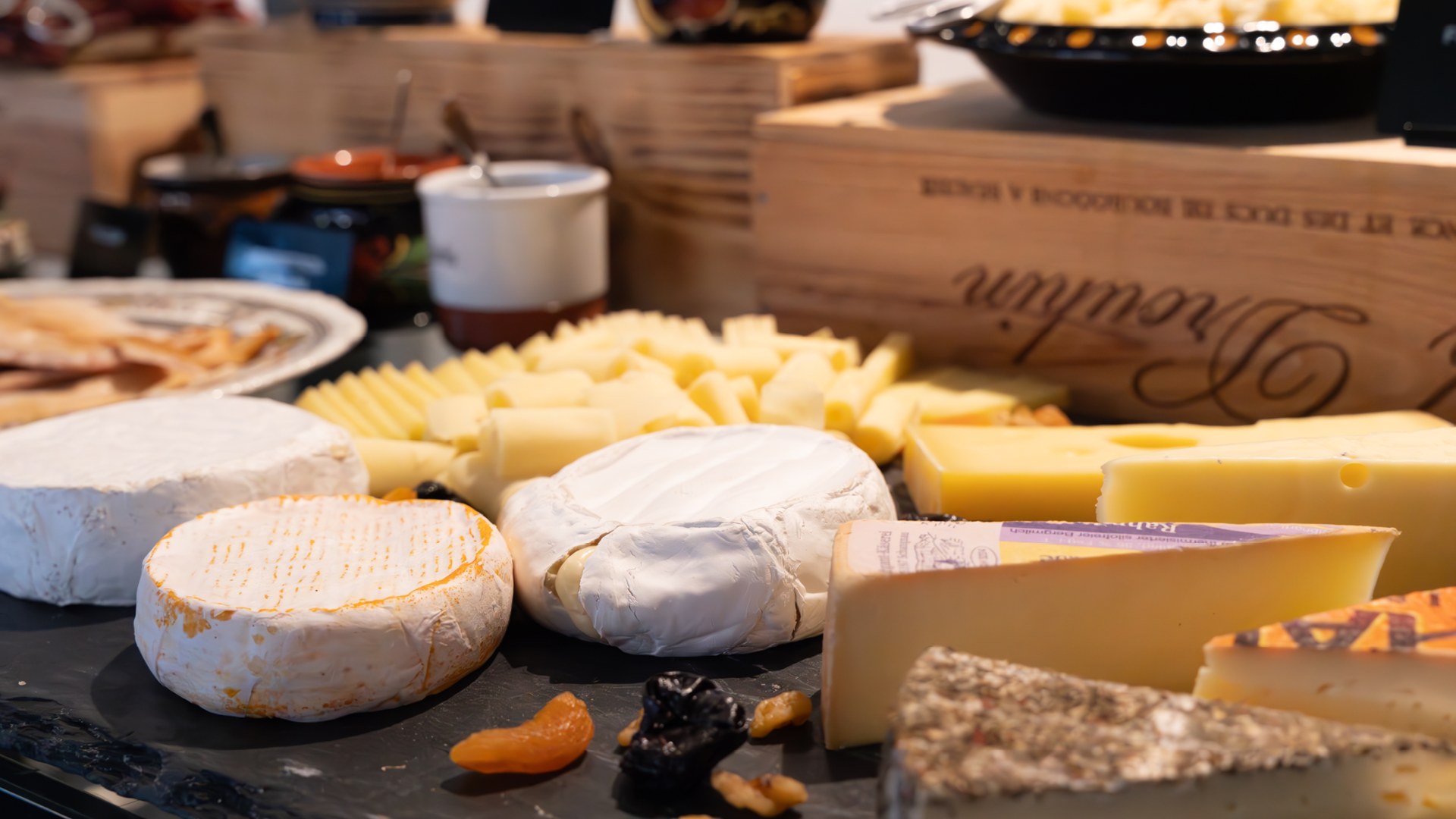 The picture shows a slate board with various cheeses at the Schüürbrunch.