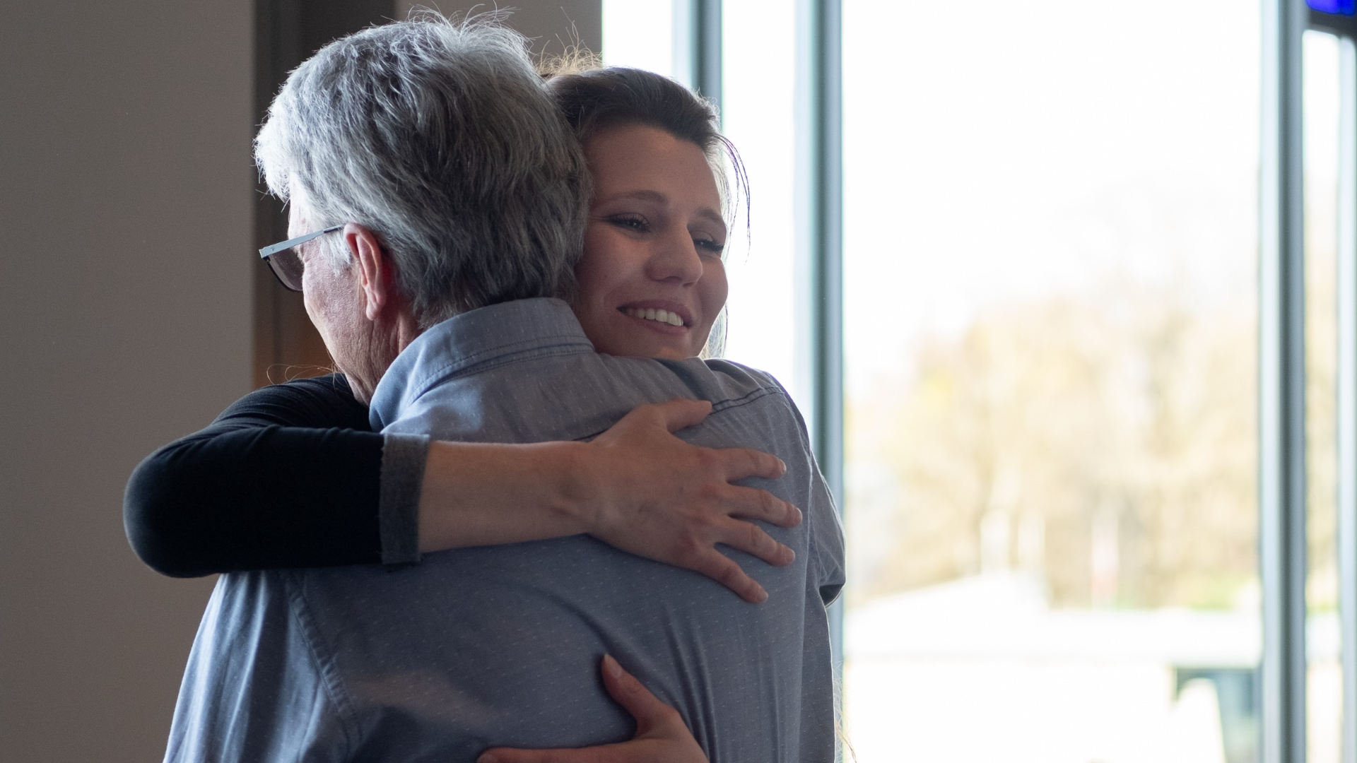 Tochter umarmt glücklich ihren Vater