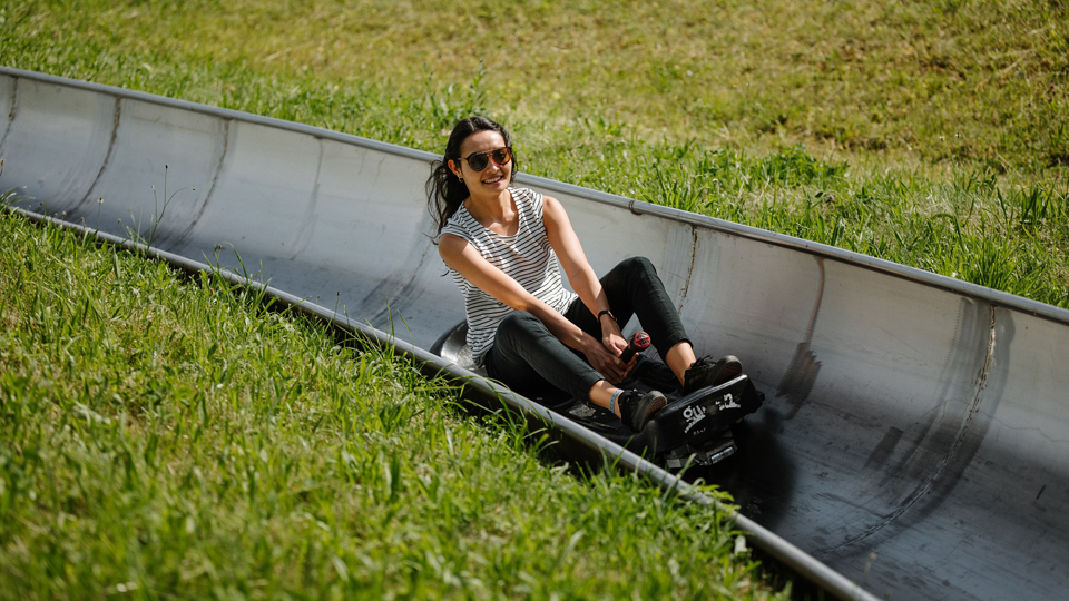 Une jeune femme profite du parcours sur le circuit de luge d’été