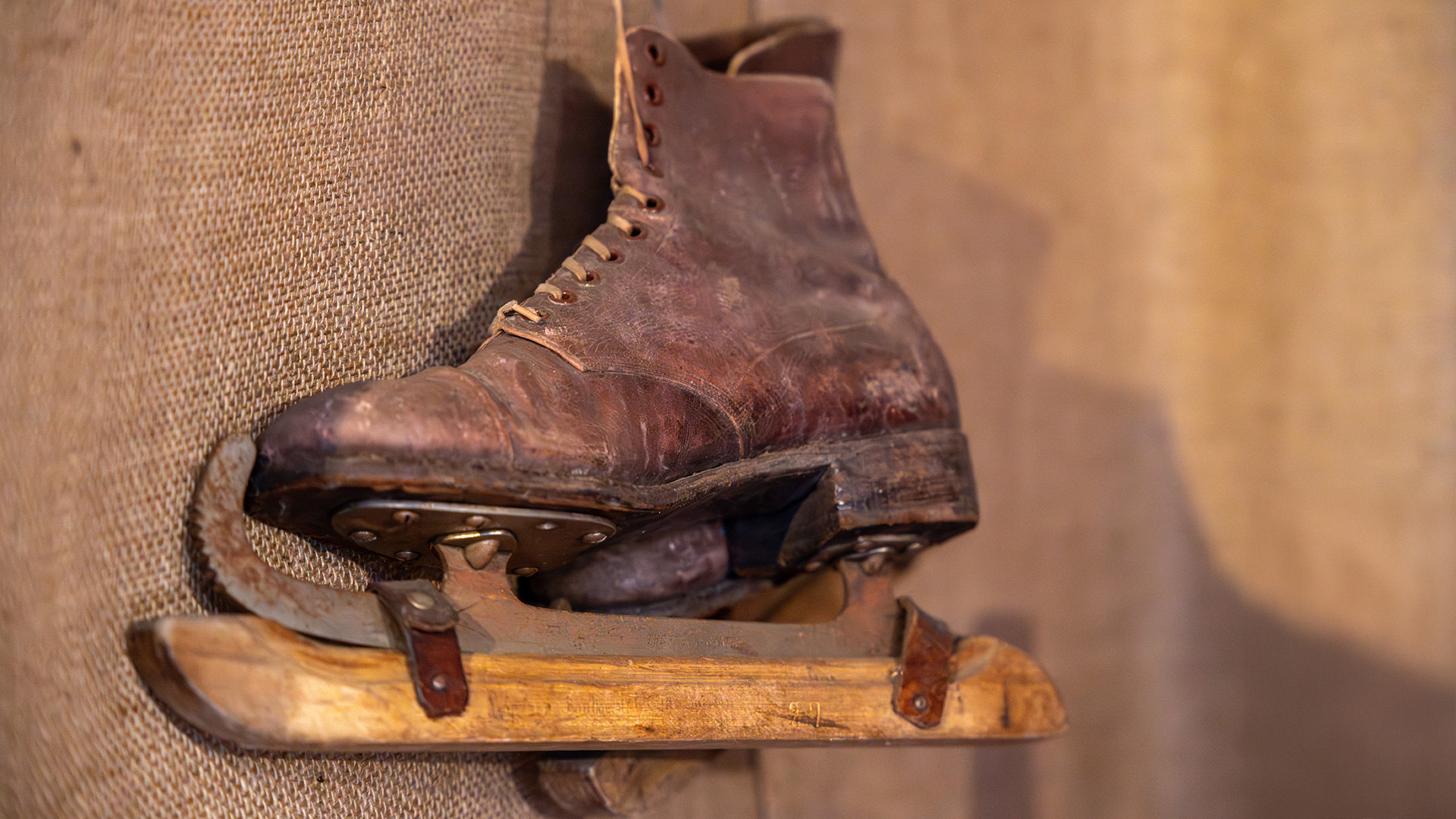 Vieux patins à glace comme décoration dans le village d'hiver