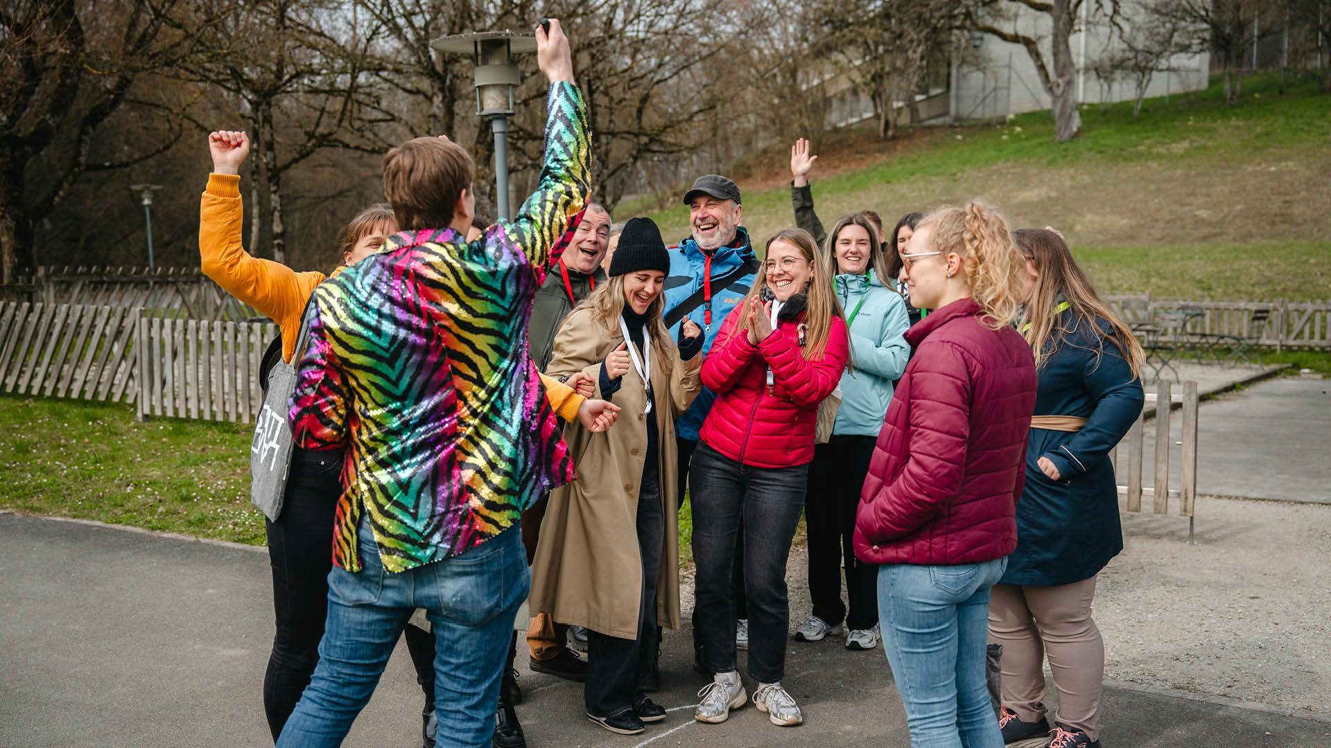 Several people cheer during a guided tour at Gurten.