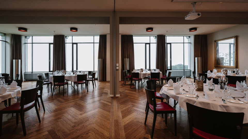 Les salles Ussicht et Wytsicht avec tables dressées pour un événement.