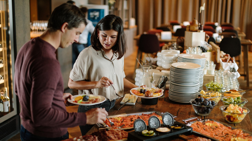 Un couple se sert au buffet du brunch du Gurtners.