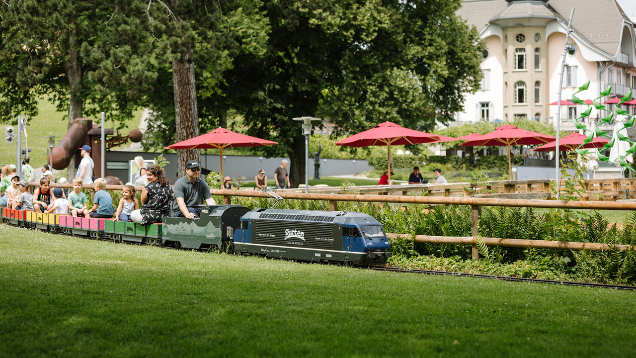 Petit Train passe devant une clôture dans un parc de jeux