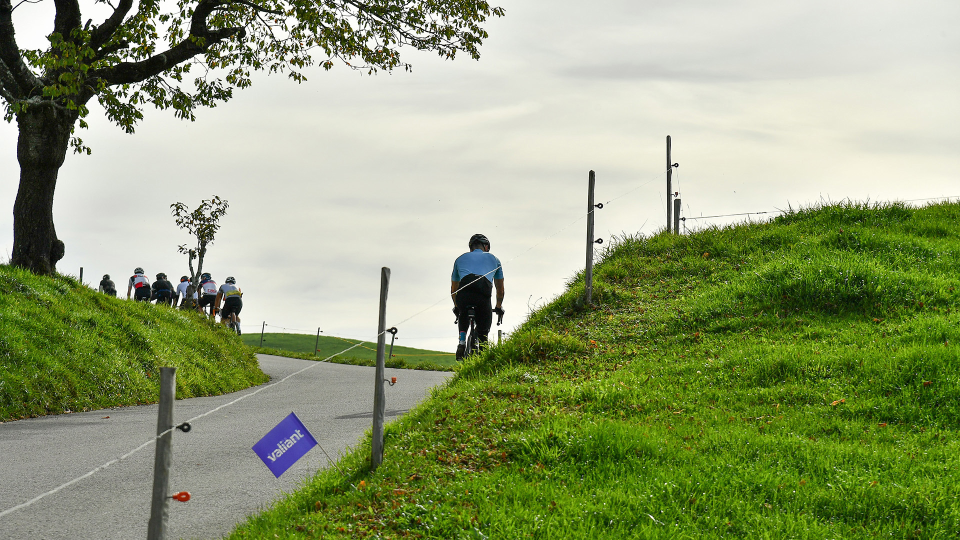 Several people are riding bicycles on the Gurten during the Gurtenclassics.