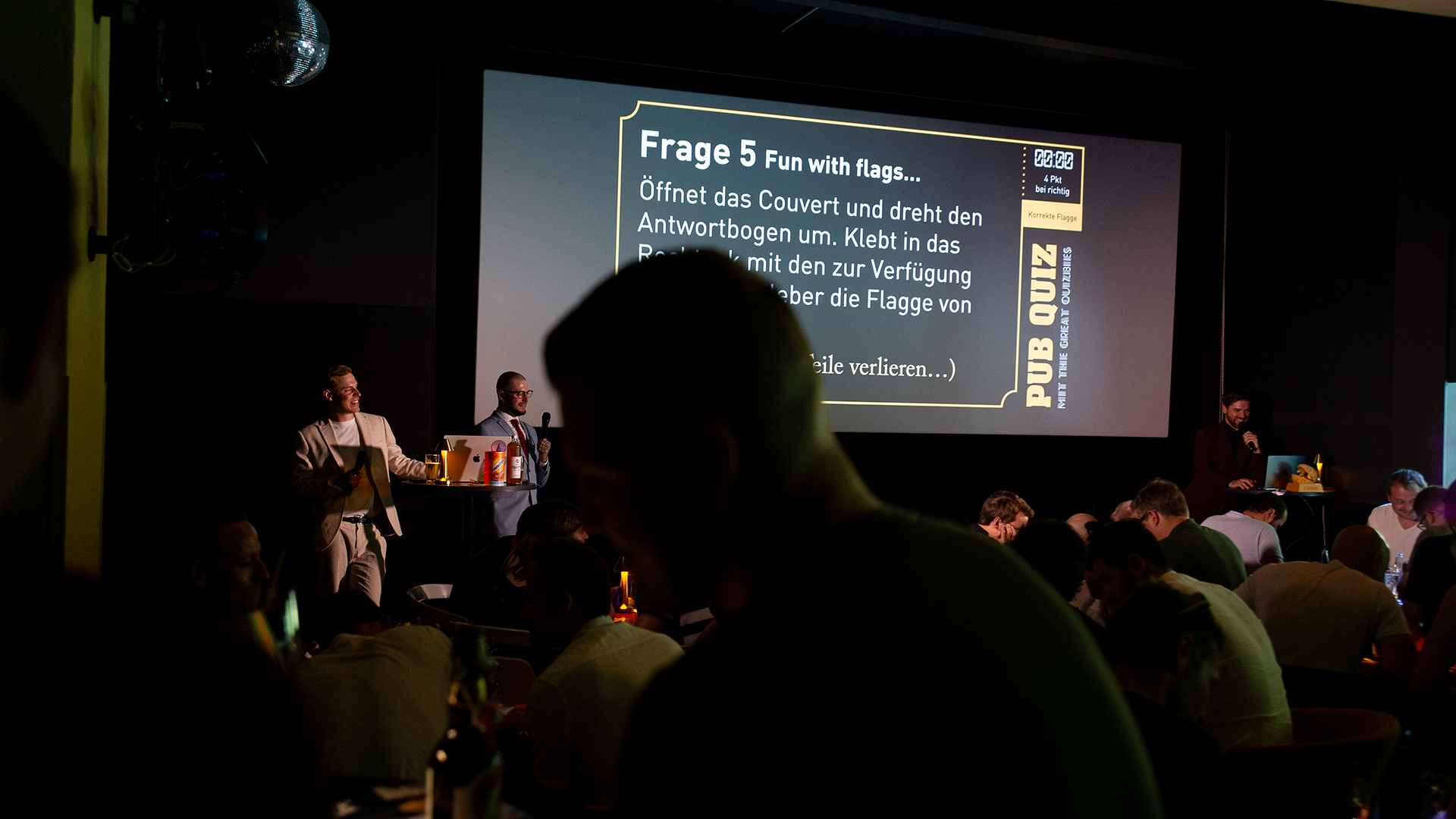 Die Leinwand beim Pubquiz mit einer Quizfrage
