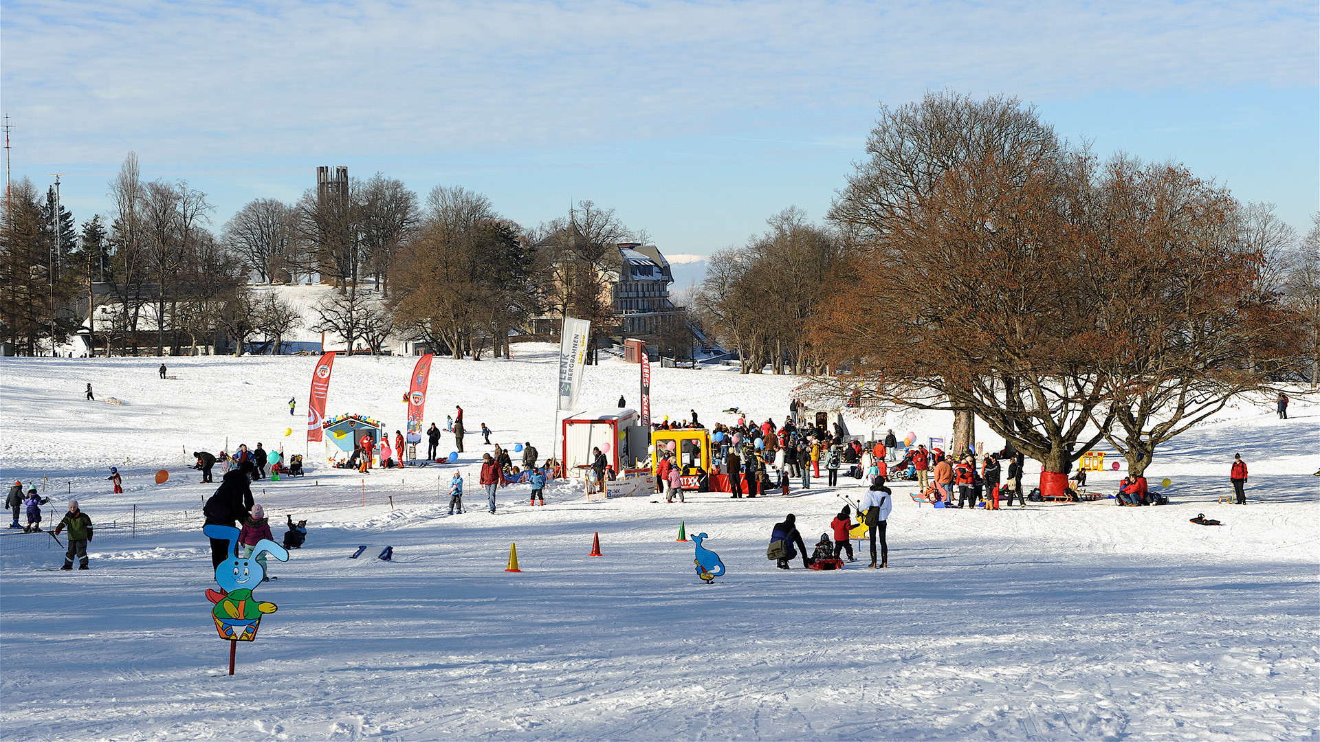 Ski landscape of the Gurten with many children