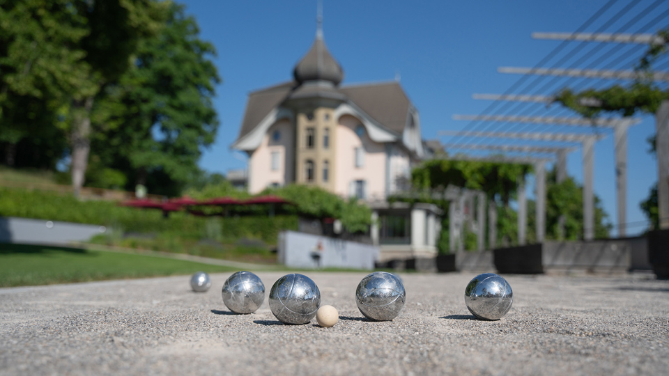 Boules de pétanque avec le bâtiment Kulm en arrière-plan