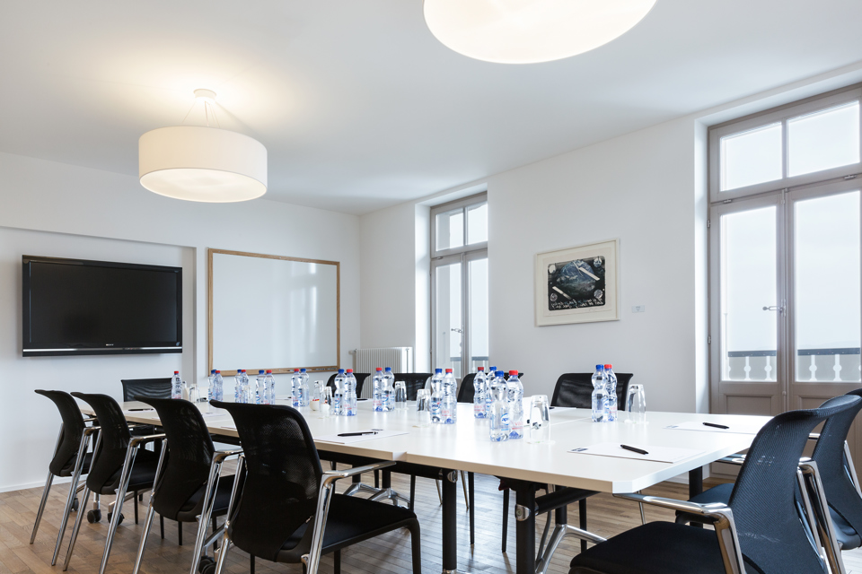 Bloc de table dans la salle de réunion EIS