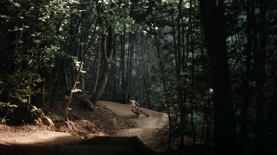 Ein Mountainbiker von vorn fotografiert in einer Kurve
