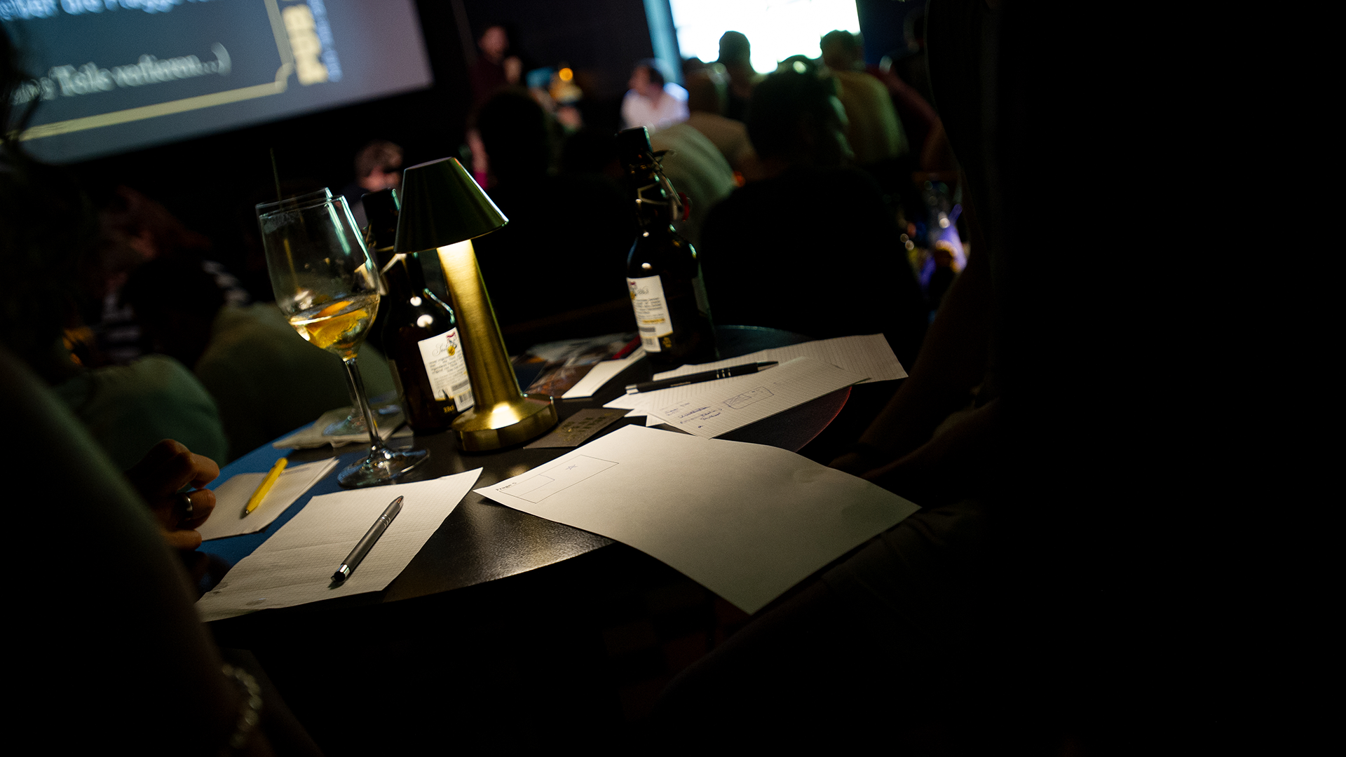 Papiere und Weingläser auf den Tischen beim Pubquiz