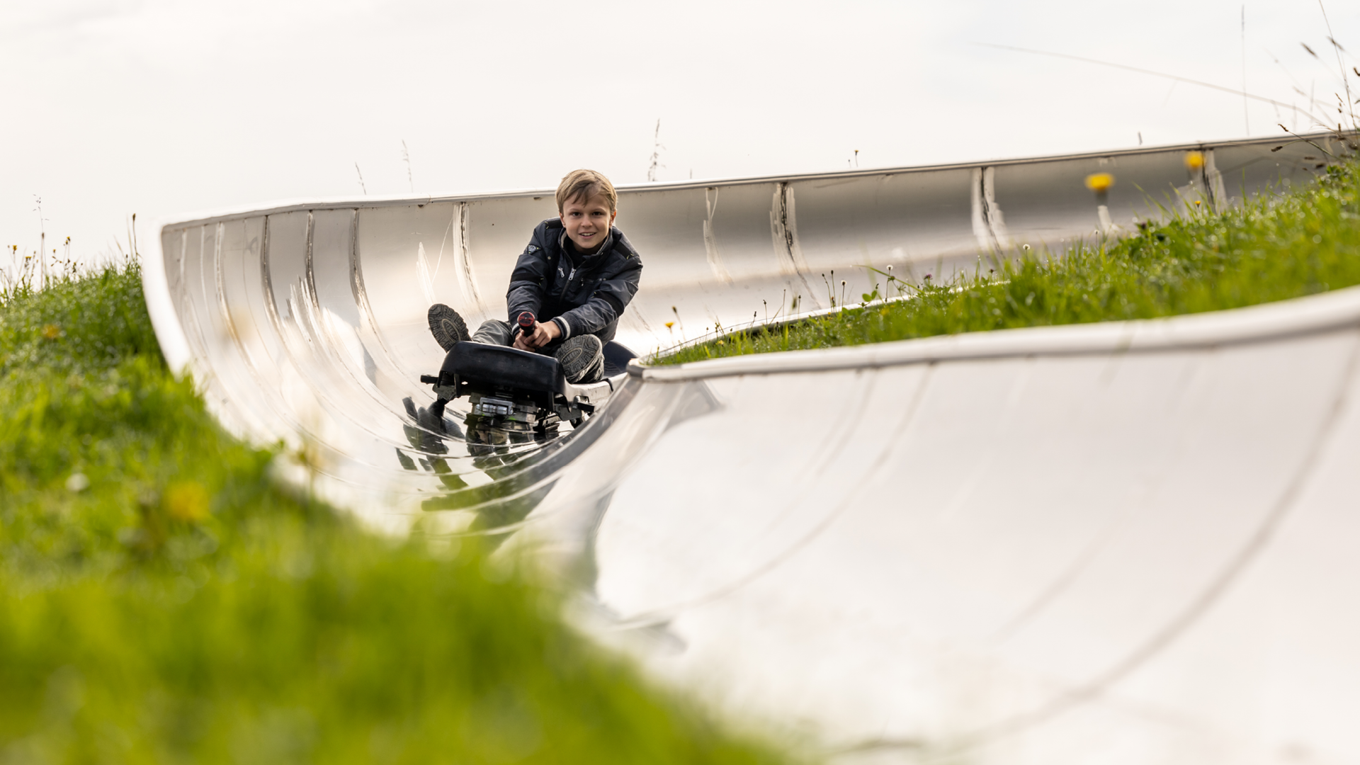 Un enfant fait de la luge dans un virage
