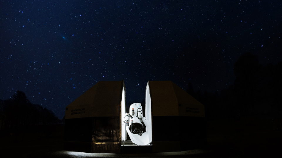 Le télescope de l'observatoire astronomique du Gurten avec vue sur le ciel nocturne.