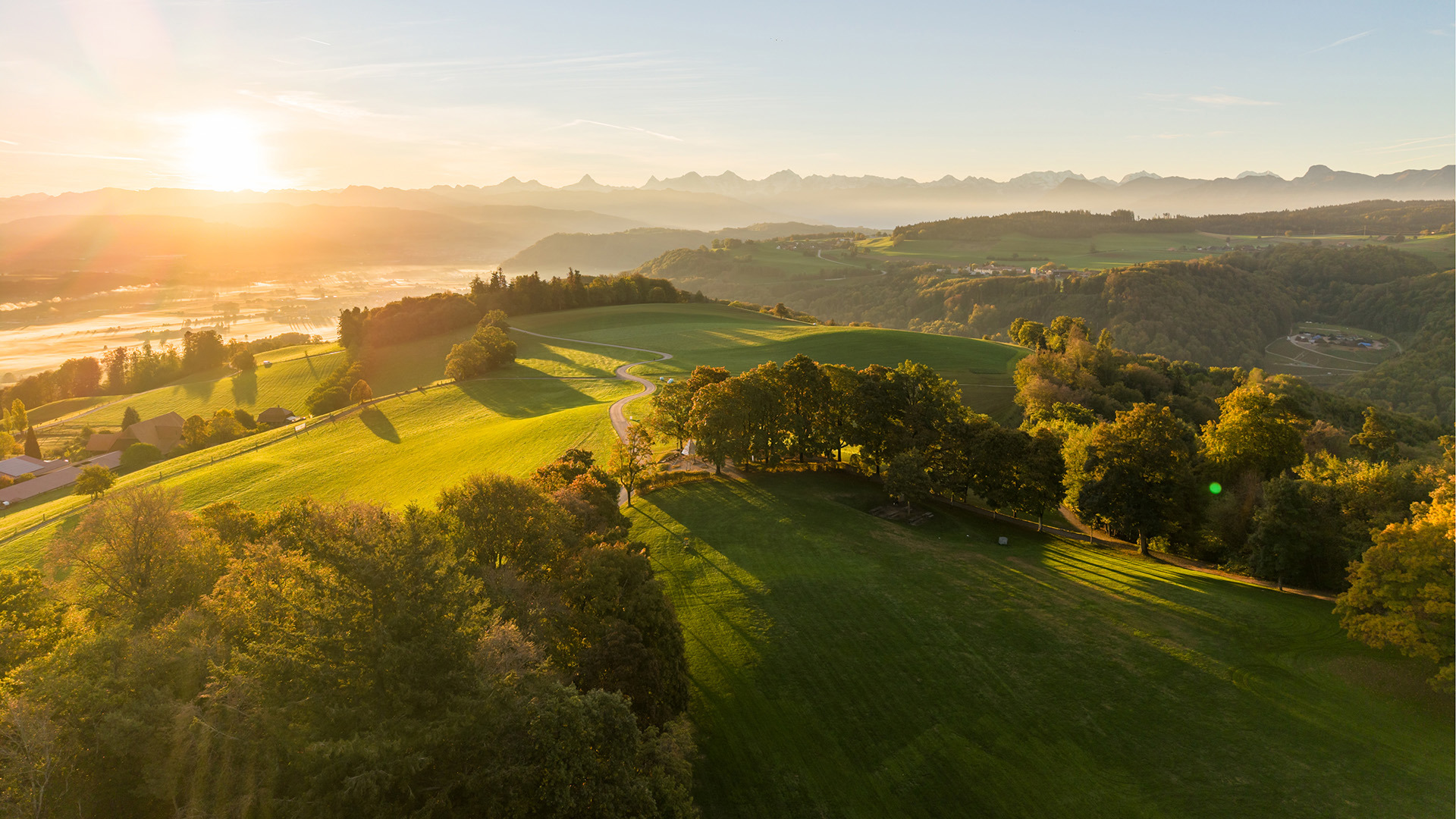 Herbstlicher Panoramablick vom Gurten über die Stadt Bern und die farbenfrohe Landschaft.