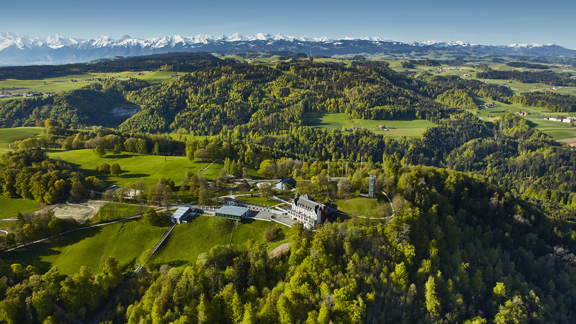 Hügel des Gurten mit Sicht auf Wanderlandschaft und schweizer Alpen