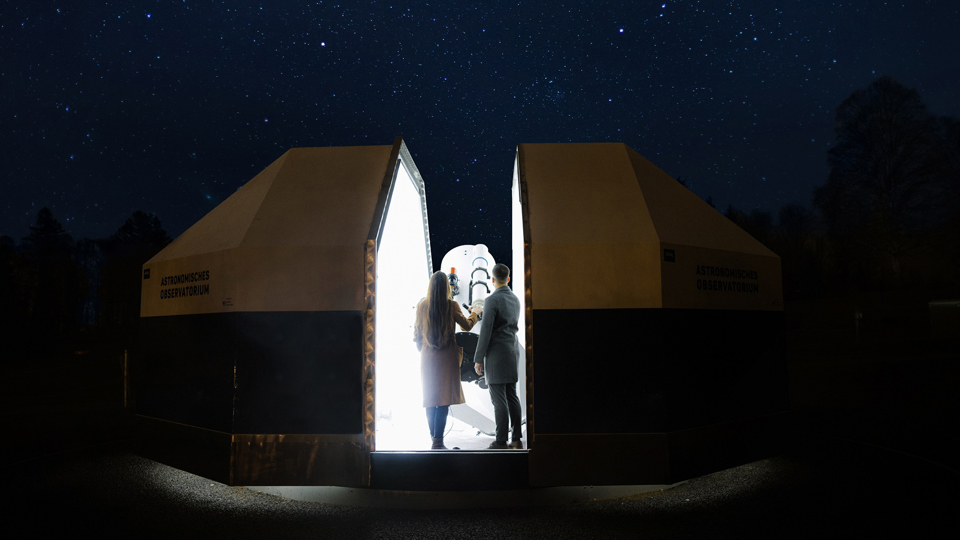 Un homme et une femme à l'observatoire du Gurten, pendant la nuit.