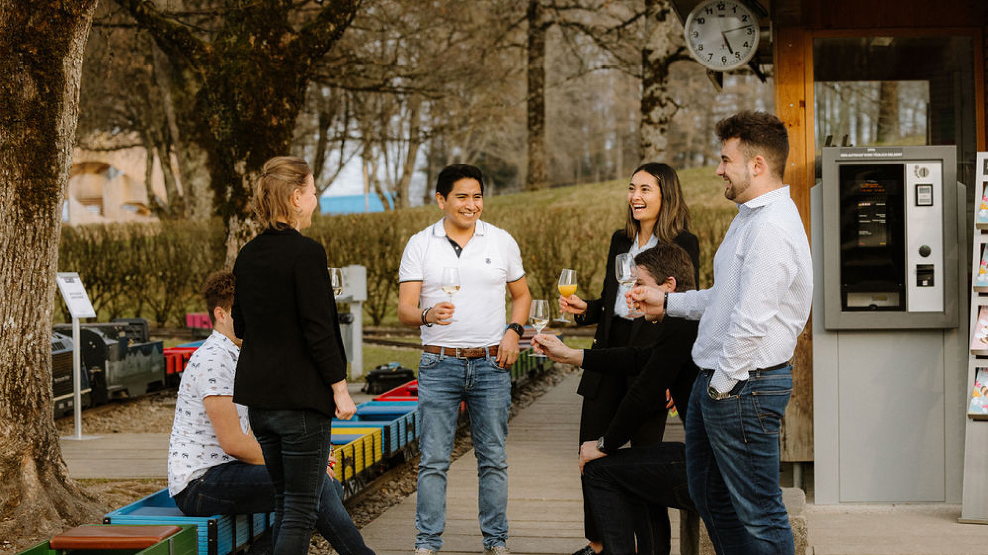 Gruppe mit Kleineisenbahn und Apéro