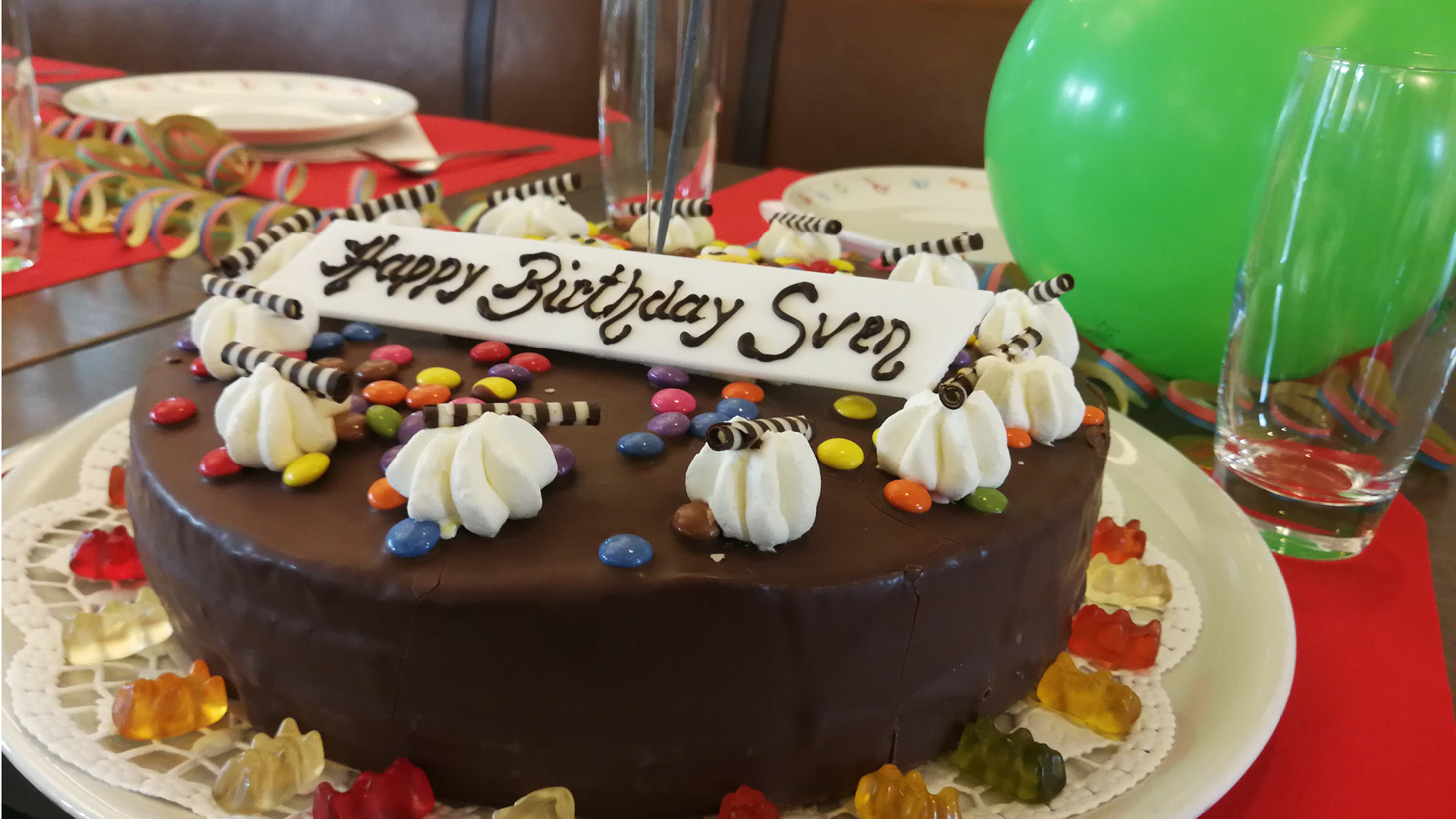 Eine Geburtstagstorte mit Schokoladenguss im Restaurant Huusbüffe. Die Torte hat die aufschrift: "Happy Birthday Sven".