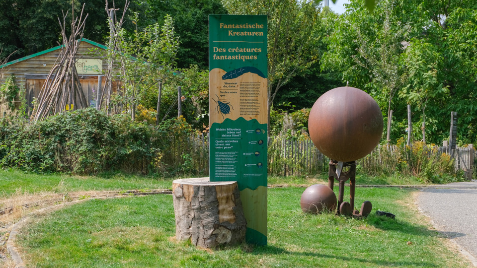 Une station du sentier découverte « Natur. Und du? » avec le jardin du Gurten en arrière-plan.