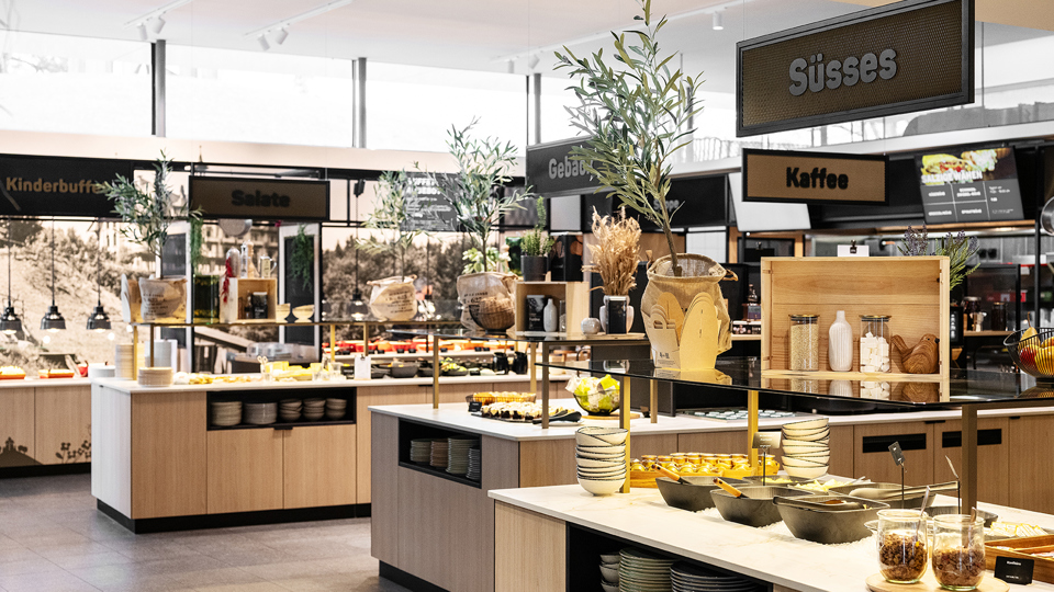 The buffet area of the self-service restaurant Huusbüffe.