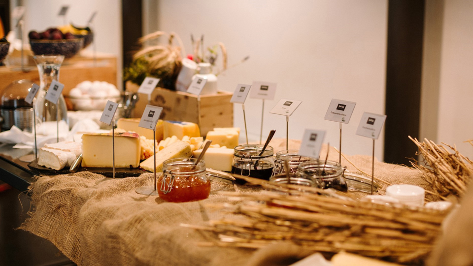 La sélection de fromages et de confitures du brunch Schüür