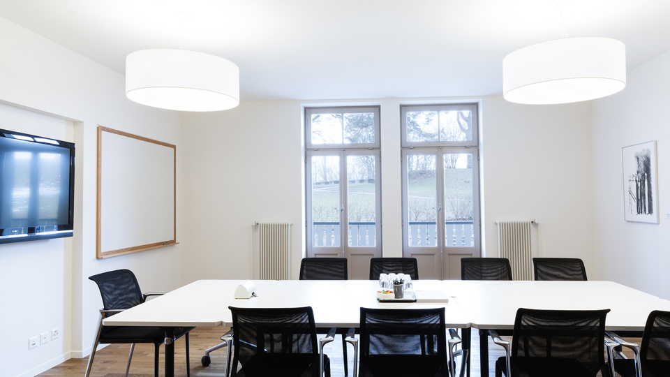 Bloc de table dans la salle VIER