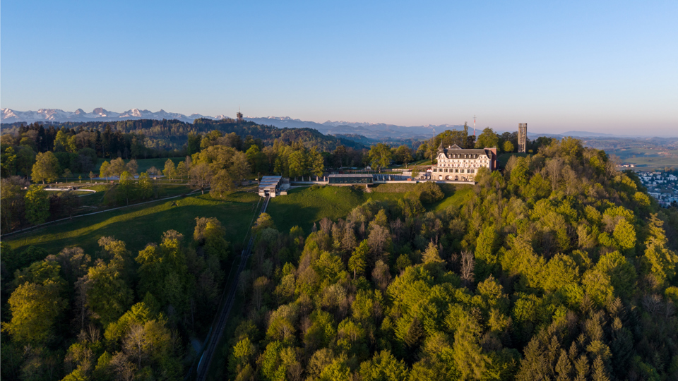 Drohnenbild der Bergstation, der Eventlocation Pavillon und des Kulm Gebäude