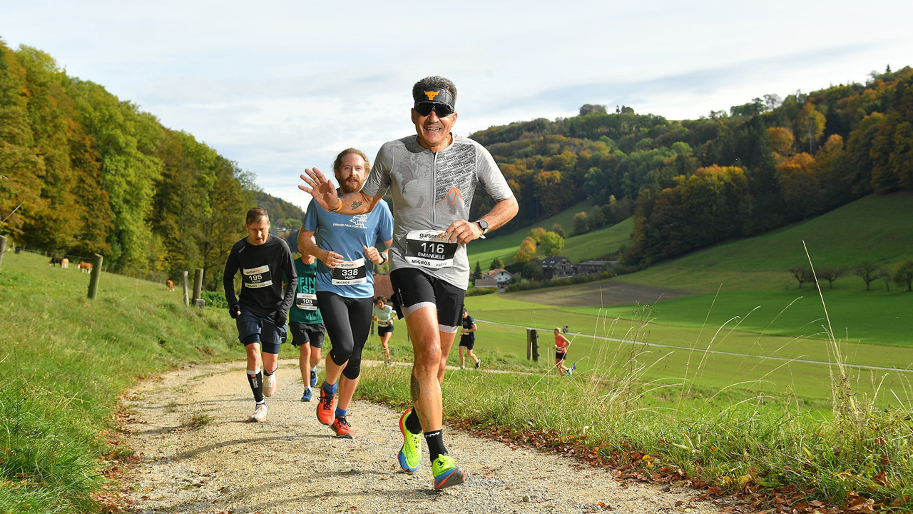 Several people are running on the Gurten during the Gurtenclassics.