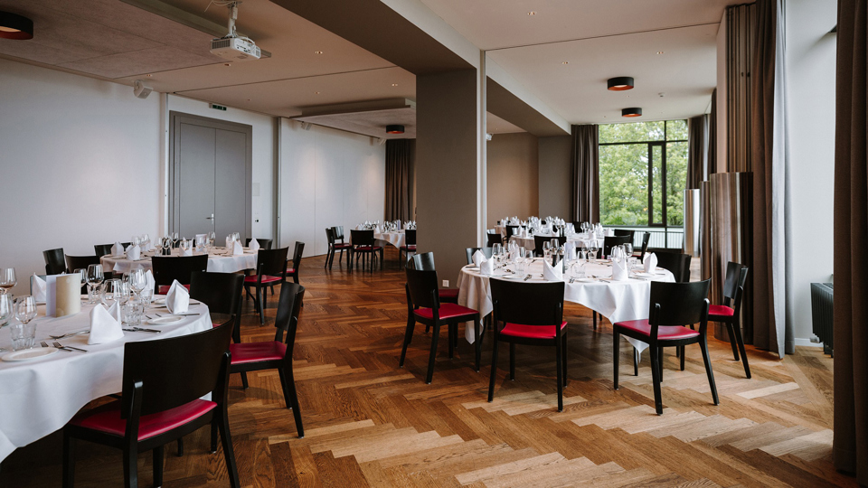 Les salles Ussicht et Wytsicht avec tables dressées pour un événement.