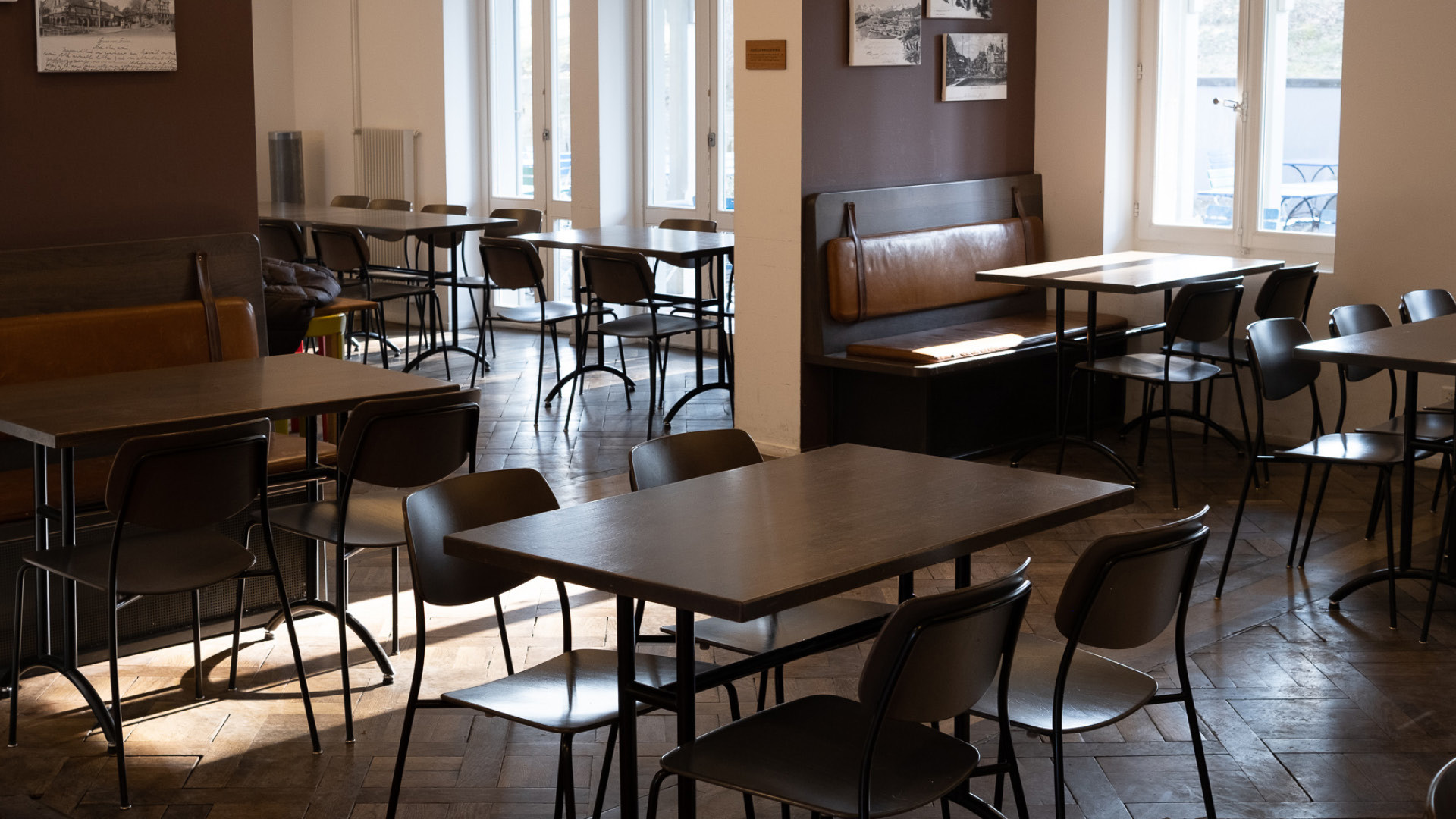 Zone des tables dans le restaurant à libre-service Huusbüffe