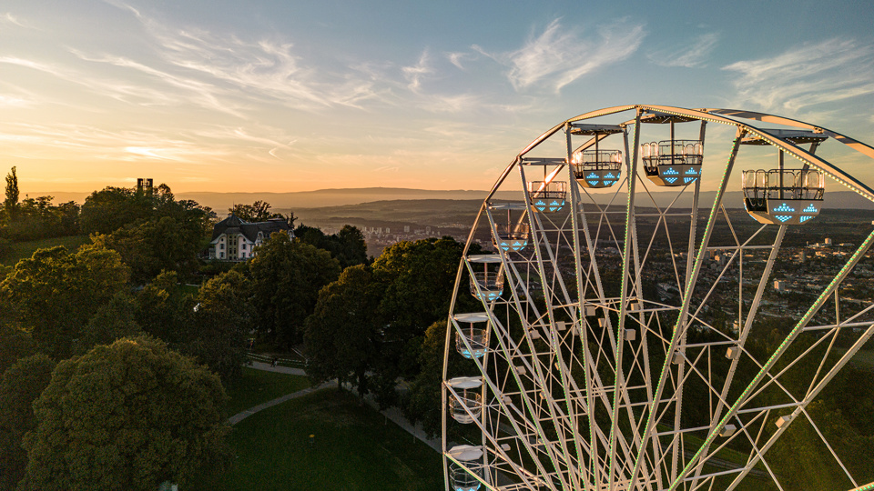La grande roue avec le bâtiment Kulm en arrière-plan au coucher du soleil