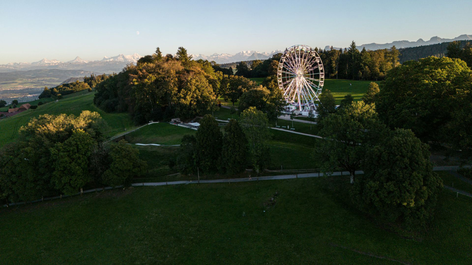 La grande roue vue d'en haut dans une ambiance automnale