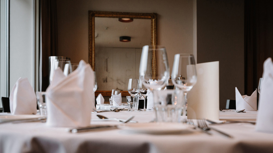 Une table dressée dans la salle commune Ussicht et Wytsicht
