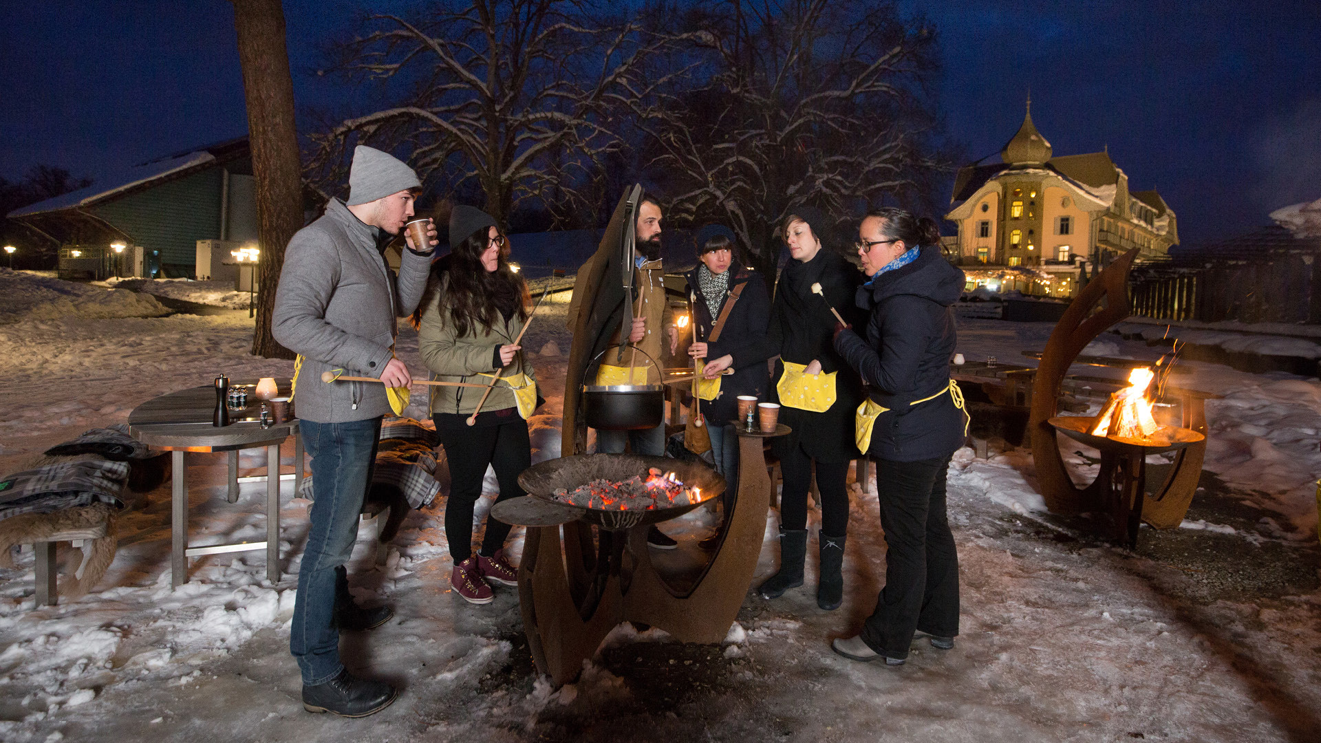 Gruppe mit Outdoorfondue und Feuerschalen