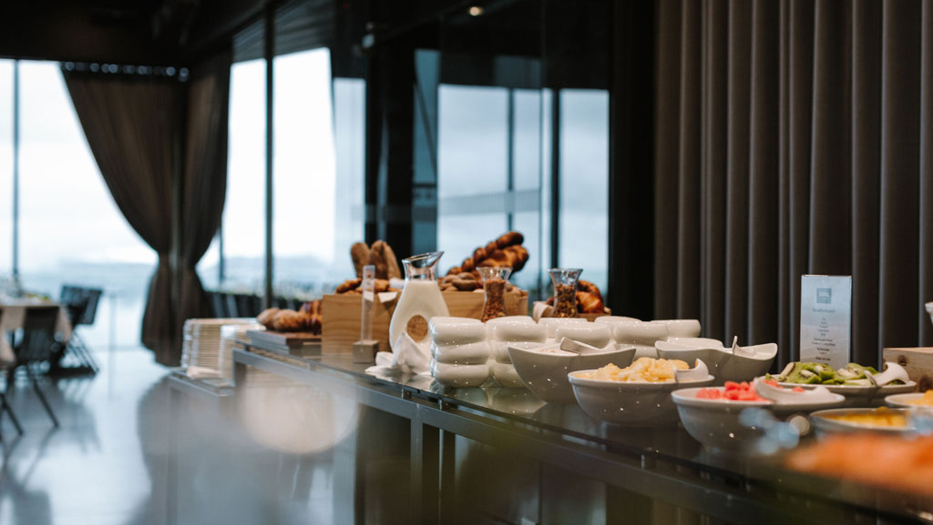 Le buffet du brunch « Verwöhnbrunch » dans la salle événementielle Pavillon. On aperçoit plusieurs plats, récipients et carafes.