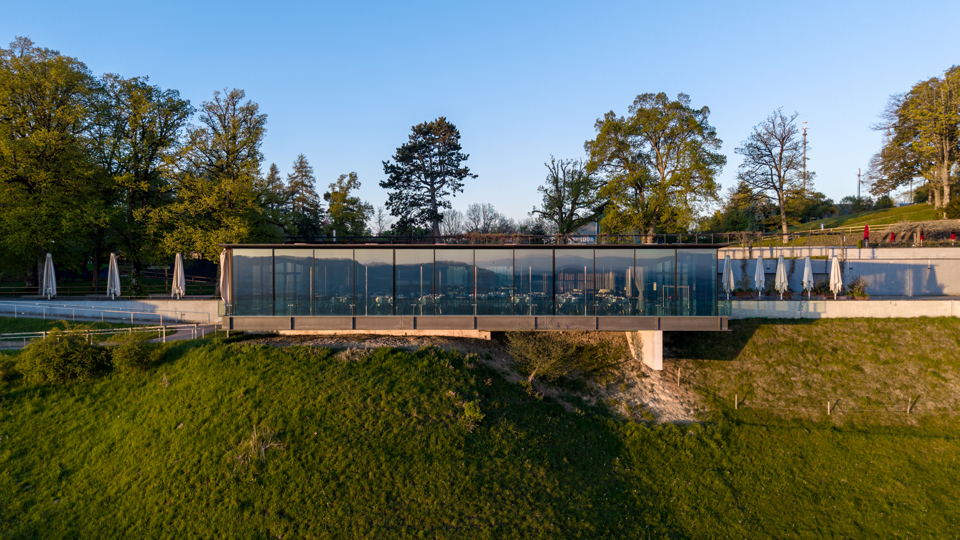 Frontansicht des Pavillon in der Abenddämmerung