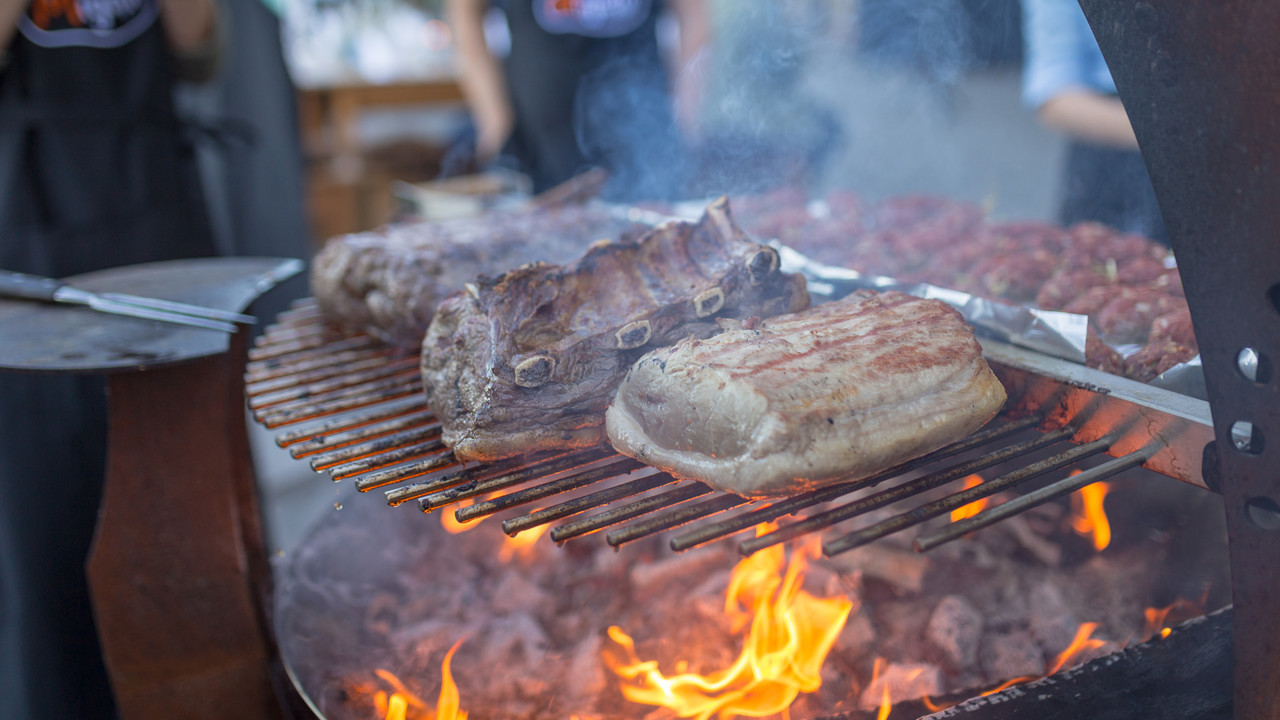 Feuergrill mit brutzelndem Fleisch