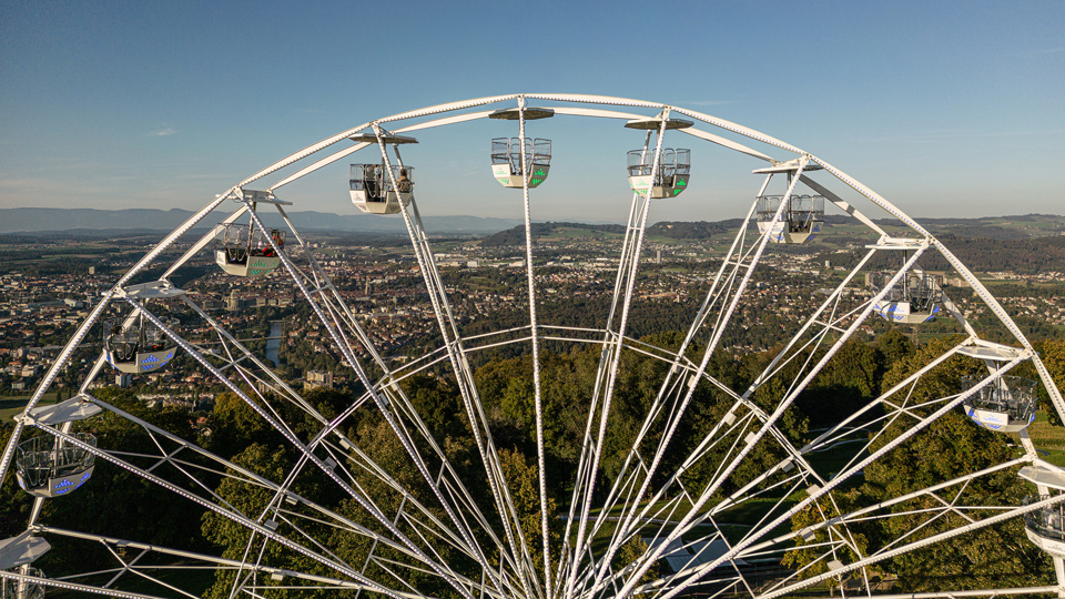 La grande roue sur le Gurten par beau temps, avec la ville de Berne en arrière-plan