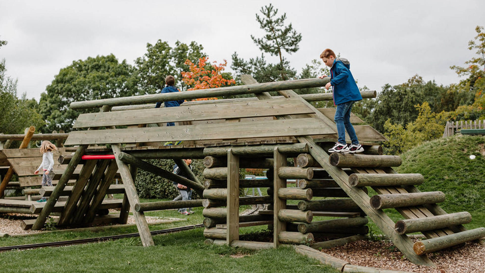 Klettergerät aus Holz über der Kleineisenbahnlinie