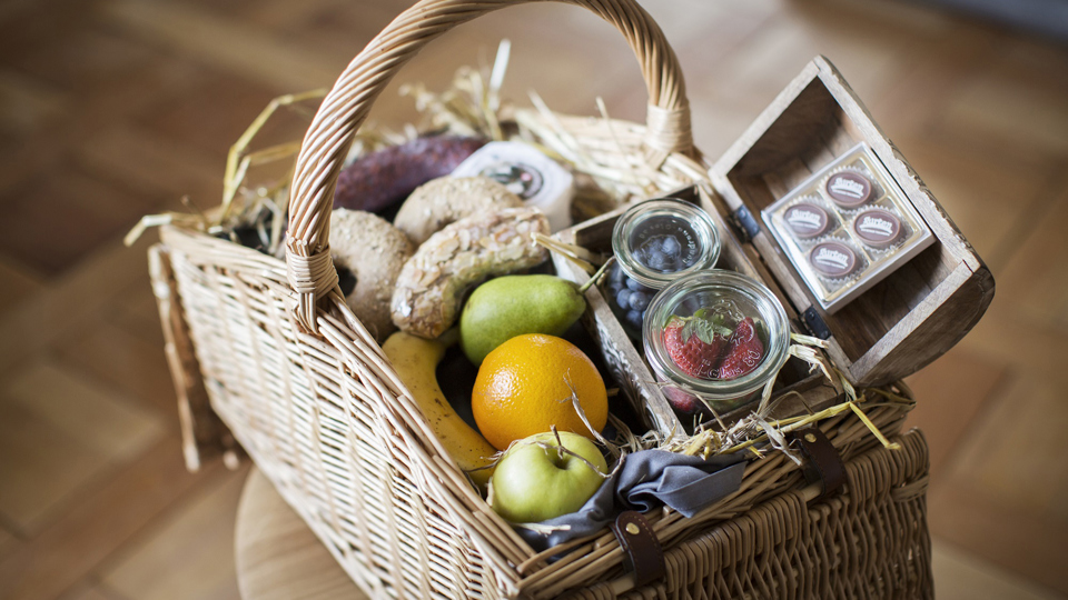 Le panier pique-nique garni de produits régionaux, inclus dans la chambre d'hôtel.